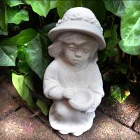 Wetterfeste Steinfigur Mädchen mit Schale sitzend - Eine charmante Gartenfigur für das ganze Jahr Bild 3