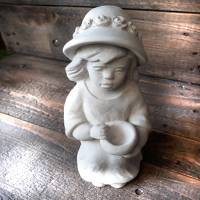 Wetterfeste Steinfigur Mädchen mit Schale sitzend - Eine charmante Gartenfigur für das ganze Jahr Bild 4
