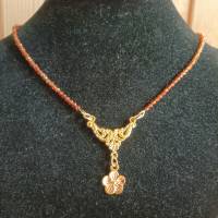 Dirndlkette / Trachtenkette Granatkette aus facettiertem, afrikanischem Granat-Perlen-Strang mit goldfarbigem Mittelteil Bild 1