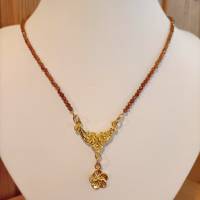 Dirndlkette / Trachtenkette Granatkette aus facettiertem, afrikanischem Granat-Perlen-Strang mit goldfarbigem Mittelteil Bild 2