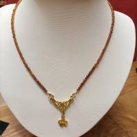 Dirndlkette / Trachtenkette Granatkette aus facettiertem, afrikanischem Granat-Perlen-Strang mit goldfarbigem Mittelteil Bild 3