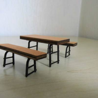 Miniatur Biertisch - Garnitur 1 Tisch + 2 Bänke    für das Puppenhaus oder zur Dekoration oder zum Basteln