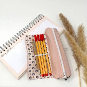 Geschenk Studentin - Stifteetui rosa boho ca. 12 Stifte,  Federmäppchen mit Namen und Gummiband, Stiftemäppchen Mädchen Bild 1