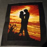 Handgefertigtes Stickbild "Sonnenuntergang mit verliebtem Paar" Bild 1