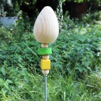 Gartenstecker Zapfen grün gelb Holz handgefertigt Bild 3