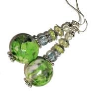 Leichte grüne Ohrringe handbemalt Acryl grün weiß funkelnd handgemacht im boho chic Bild 1