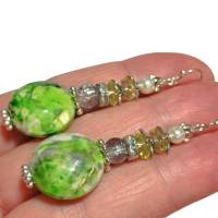 Leichte grüne Ohrringe handbemalt Acryl grün weiß funkelnd handgemacht im boho chic Bild 2