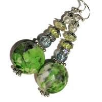 Leichte grüne Ohrringe handbemalt Acryl grün weiß funkelnd handgemacht im boho chic Bild 3
