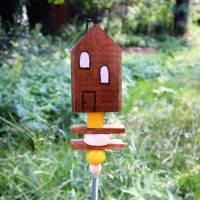 Gartenstecker Haus Holz mit Holzperlen handgefertigt Bild 1