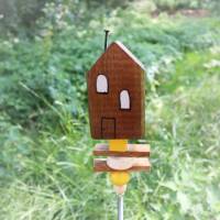 Gartenstecker Haus Holz mit Holzperlen handgefertigt Bild 3