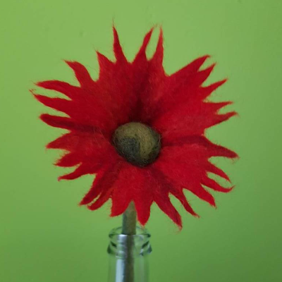 Farbenfrohe Blume aus Merinowolle in rot
