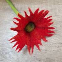 Farbenfrohe Blume aus Merinowolle in rot Bild 3