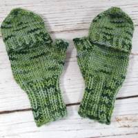 Handschuhe mit Kappe für Kleinkinder, Grün handgefärbt Bild 2