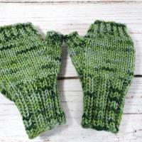 Handschuhe mit Kappe für Kleinkinder, Grün handgefärbt Bild 6