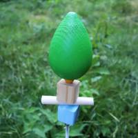 Gartenstecker Zapfen grün blau Holz handgefertigt Bild 3