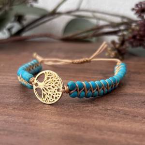 Boho Chic: Verstellbares Makramee-Armband mit Türkisfarbenen Natursteinen und goldfarbenem Lebensbaum-Motiv Bild 2