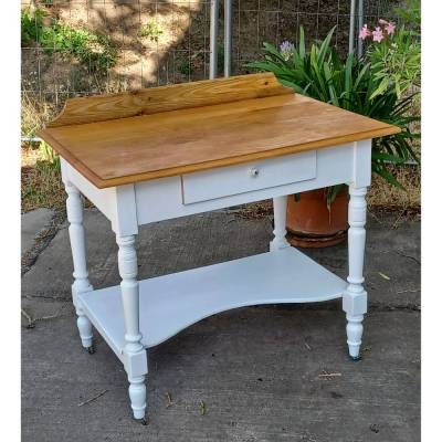 Berliner Küchentisch um 1900 in Shabby Chic mit Original Rollen