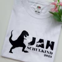 Personalisiertes T-Shirt für Jungen oder Mädchen zum Schulanfang. Schulkind 2024 mit Wunschname und Dinosaurier T-Rex Bild 2