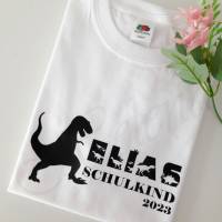 Personalisiertes T-Shirt für Jungen oder Mädchen zum Schulanfang. Schulkind 2024 mit Wunschname und Dinosaurier T-Rex Bild 4