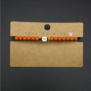 Strahlende Liebe: Handgemachtes Armband mit lebendig orangefarbenen Perlen - Armband mit Herzmotiv - Tolle Geschenkidee Bild 2