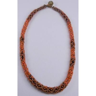 Halskette handgefädelt in  verschiedenen  Orange-Lachs- und Brauntönen