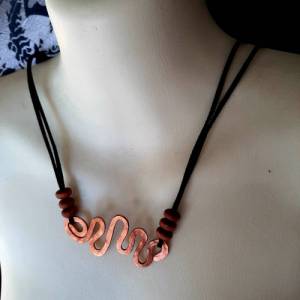 Designer Halskette, handgemacht in Bayern, wellenförmiger Kupferanhänger mit Holzperlen am Schiebeband, gehämmert Bild 2