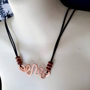 Designer Halskette, handgemacht in Bayern, wellenförmiger Kupferanhänger mit Holzperlen am Schiebeband, gehämmert Bild 3
