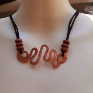 Designer Halskette, handgemacht in Bayern, wellenförmiger Kupferanhänger mit Holzperlen am Schiebeband, gehämmert Bild 4