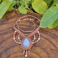 Makramee-Halskette mit Aprikosen-Mondstein, Süßwasser- und Rosegold-Perlen Bild 4