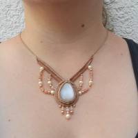Makramee-Halskette mit Aprikosen-Mondstein, Süßwasser- und Rosegold-Perlen Bild 5