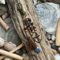 Schätze - Taschenbaumler mit einer Vielzahl an Perlen, Edelsteinen, Quaste, Muscheln, Anker in braun Bild 1