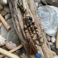 Schätze - Taschenbaumler mit einer Vielzahl an Perlen, Edelsteinen, Quaste, Muscheln, Anker in braun Bild 3