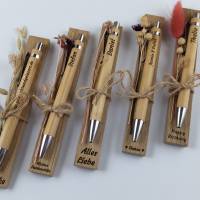 Kugelschreiber personalisiert Geschenk mit Trockenblumen Deko Bambus individueller Gravur schwarz Kuli Stift Holz Bild 1