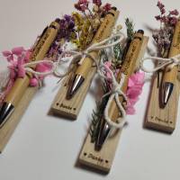 Kugelschreiber personalisiert Geschenk mit Trockenblumen Deko Bambus individueller Gravur schwarz Kuli Stift Holz Bild 2