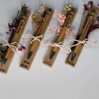 Kugelschreiber personalisiert Geschenk mit Trockenblumen Deko Bambus individueller Gravur schwarz Kuli Stift Holz Bild 6