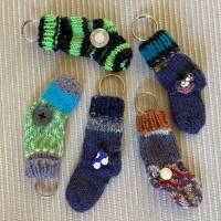 Gastgeschenke für verschiedene Anlässe, Schlüsselanhänger „Kleine Socke“ im 5-er-Set, bunte Schlüsselanhänger Bild 4