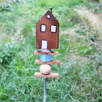 Gartenstecker Haus Holz braun mit Holzperlen handgefertigt Bild 2