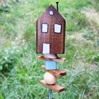 Gartenstecker Haus Holz braun mit Holzperlen handgefertigt Bild 3