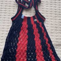 quer gehäkeltes dunkelblau/rotes Einkaufsnetz aus Bändchengarn mit asymetrischen Streifen Bild 1