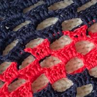 quer gehäkeltes dunkelblau/rotes Einkaufsnetz aus Bändchengarn mit asymetrischen Streifen Bild 4