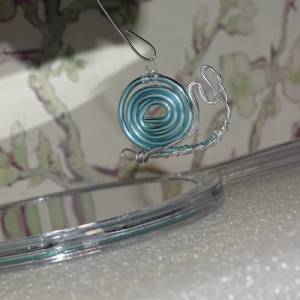 SET Handgefertigter leichter Schneckenanhänger mit Ohrhänger aus blauem und silbernem Draht von Blumenmeer Drahtkunst Bild 2