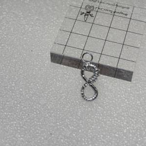 Handgefertigter Unendlichkeitssymbol Anhänger, 3x1 cm, Silberner Diamantschliff mit Drahtwickel im industriellen Design Bild 4