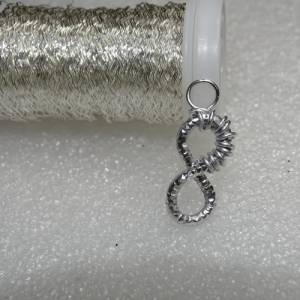 Handgefertigter Unendlichkeitssymbol Anhänger, 3x1 cm, Silberner Diamantschliff mit Drahtwickel im industriellen Design Bild 7