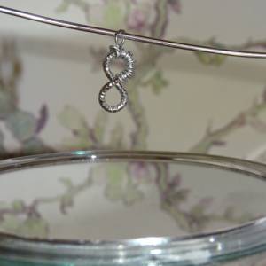 Handgefertigter Unendlichkeitssymbol Anhänger, 3x1 cm, Silberner Diamantschliff mit Drahtwickel im industriellen Design Bild 9