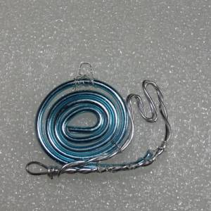 Handgefertigter leichter Schneckenanhänger aus blauem und silbernem Draht von Blumenmeer Drahtkunst Bild 5