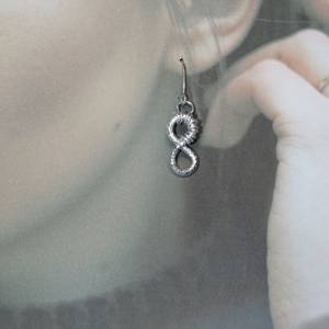 Minimalistisches Unendlichkeitsymbol: Silberdraht Ohrhänger in Diamantschliff. Industrieller Stil, 3x1cm, mit gewickelte Bild 1
