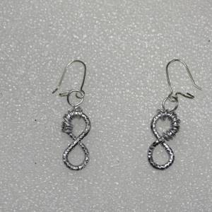 Minimalistisches Unendlichkeitsymbol: Silberdraht Ohrhänger in Diamantschliff. Industrieller Stil, 3x1cm, mit gewickelte Bild 3