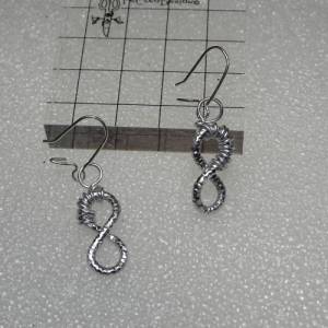 Minimalistisches Unendlichkeitsymbol: Silberdraht Ohrhänger in Diamantschliff. Industrieller Stil, 3x1cm, mit gewickelte Bild 4