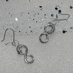 Minimalistisches Unendlichkeitsymbol: Silberdraht Ohrhänger in Diamantschliff. Industrieller Stil, 3x1cm, mit gewickelte Bild 7