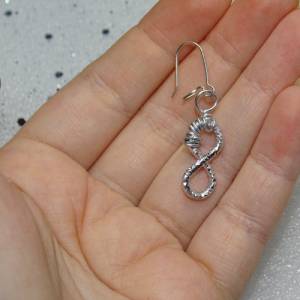 Minimalistisches Unendlichkeitsymbol: Silberdraht Ohrhänger in Diamantschliff. Industrieller Stil, 3x1cm, mit gewickelte Bild 8